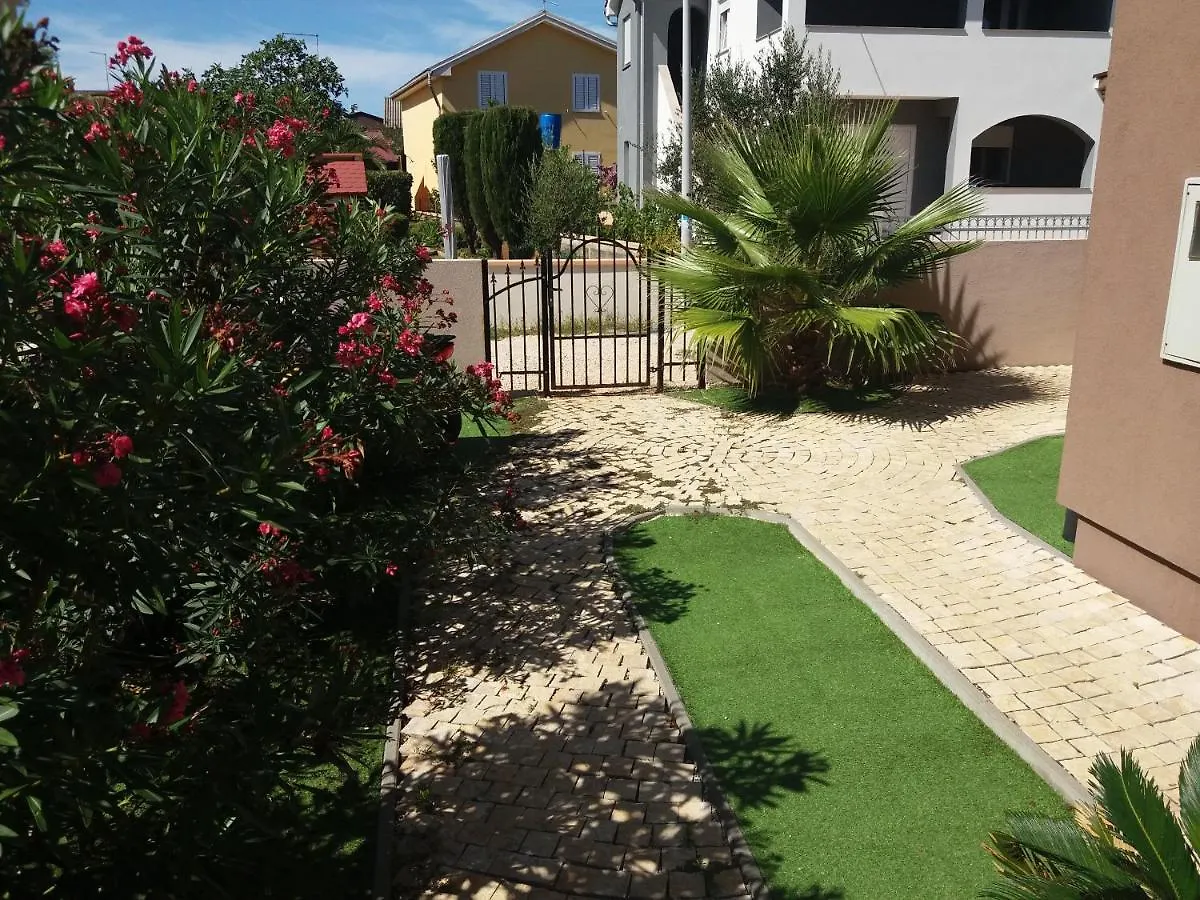 Villa Caesar Vir Bed & Breakfast
