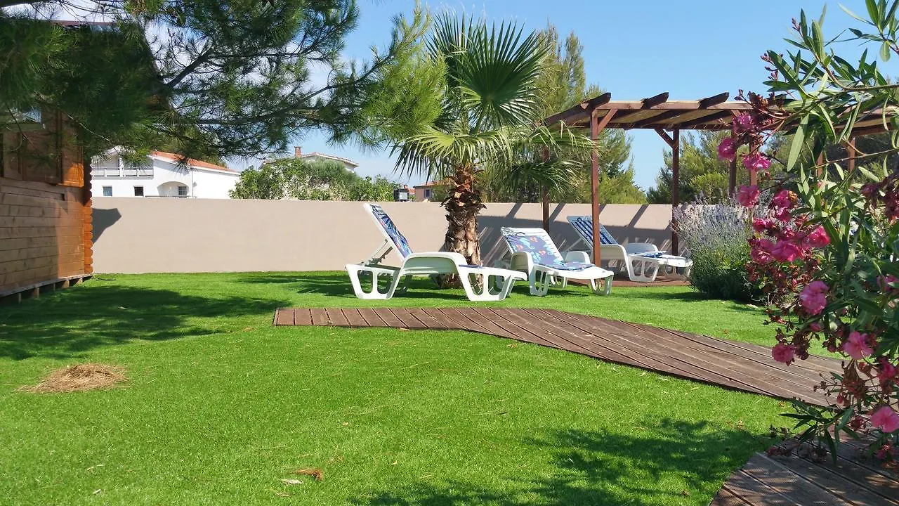 Villa Caesar Vir Bed & Breakfast