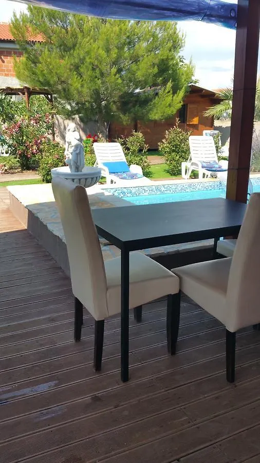 Villa Caesar Vir Bed & Breakfast