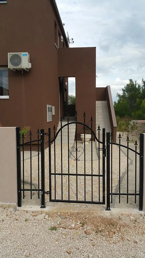 Villa Caesar Vir Bed & Breakfast